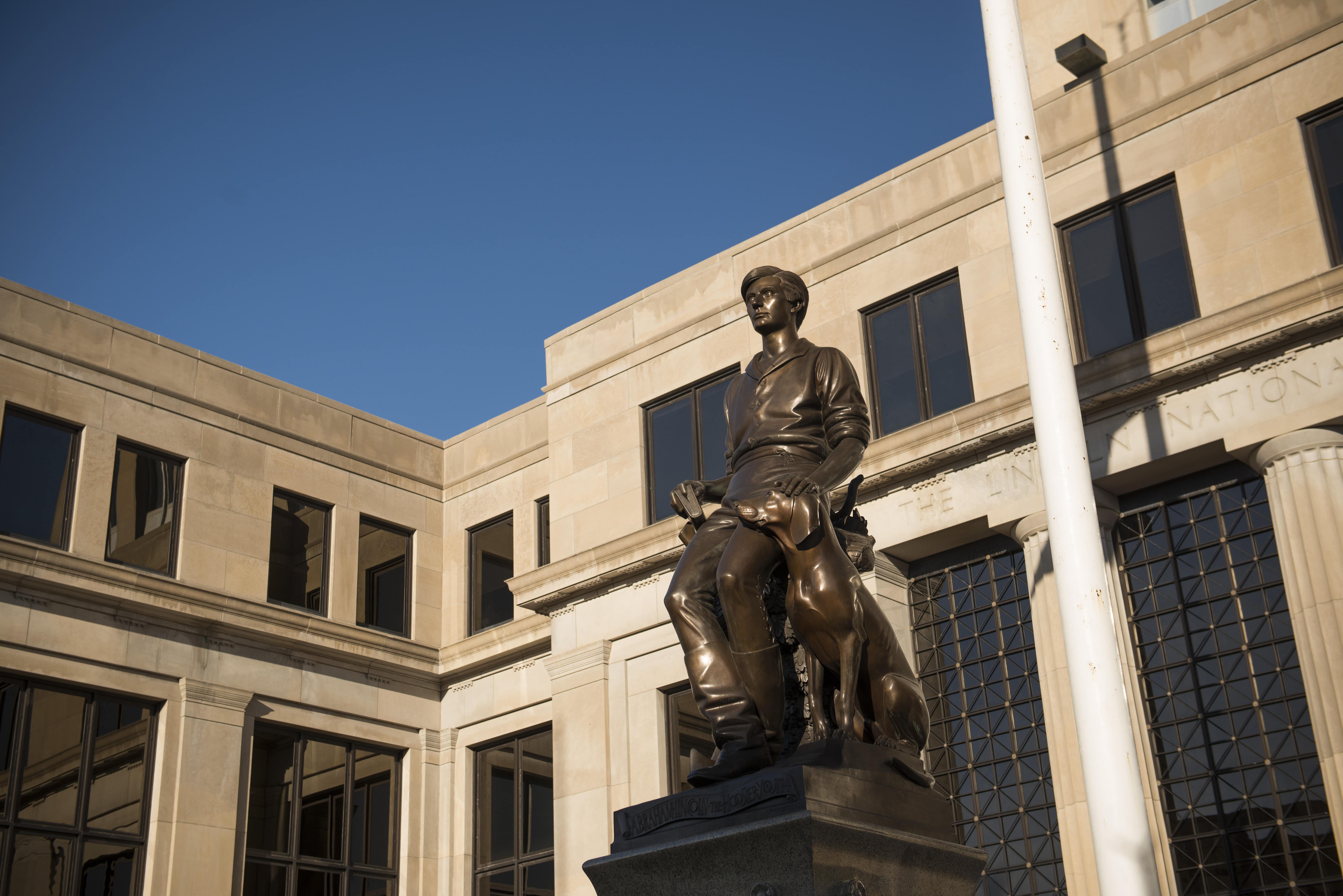 Image of Abraham Lincoln in front of Lincoln National Building in Fort Wayne, Indiana